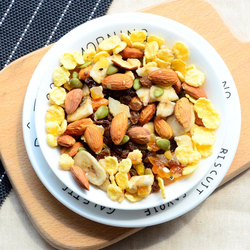 生活场景图:原木餐桌上摆设三组南瓜干食用方式——左:南瓜干丁与燕麦、蓝莓混合的健康早餐碗;中:南瓜干片泡温水5分钟软化后与藜麦、菠菜拌成轻食沙拉;右:研磨成粉的南瓜干粉加入全麦面团制作橙色馒头,展示从原料到餐桌的多元健康应用 老南瓜干家庭应用创意图