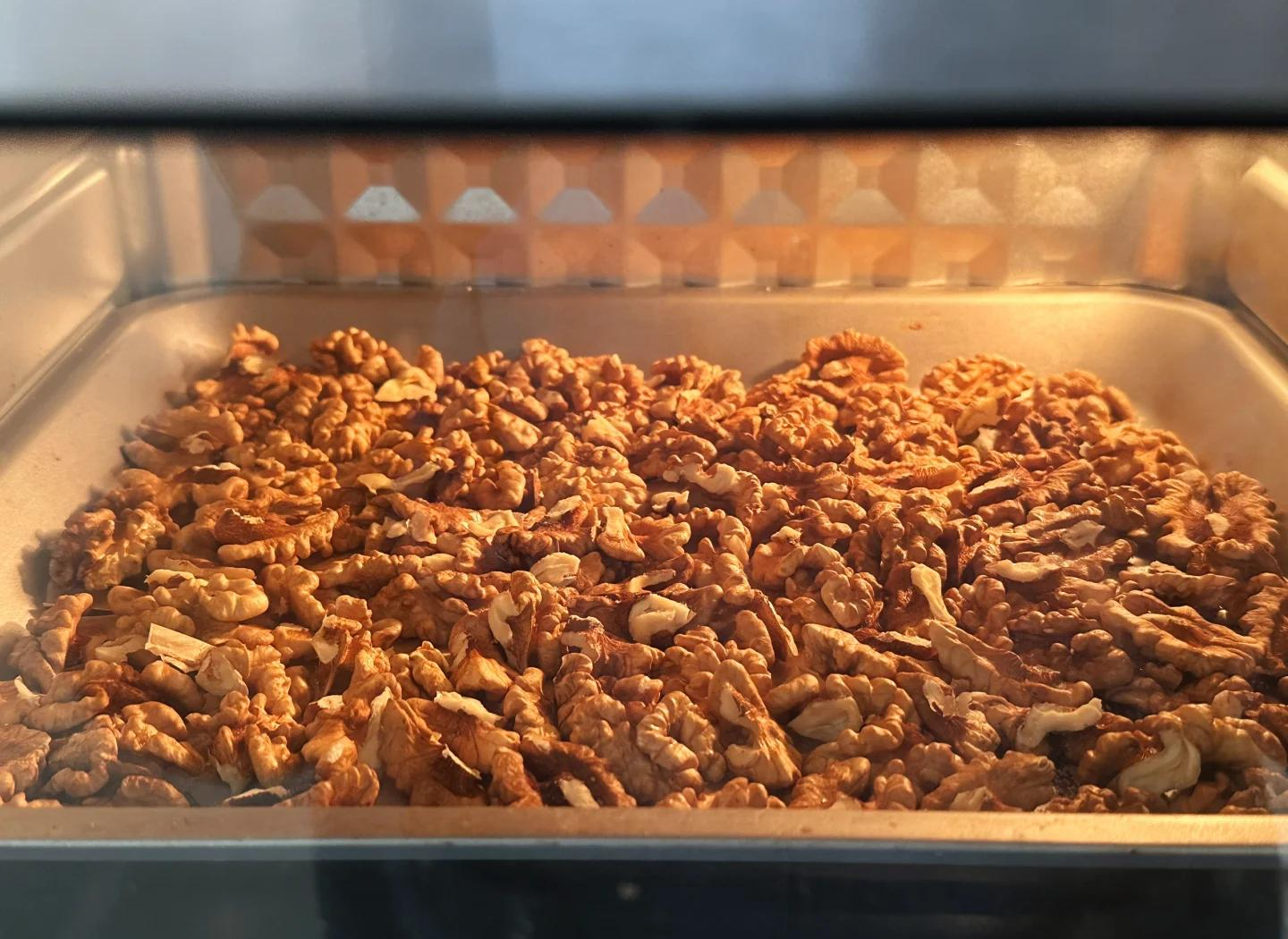 野生核桃用于烘焙的美食展示