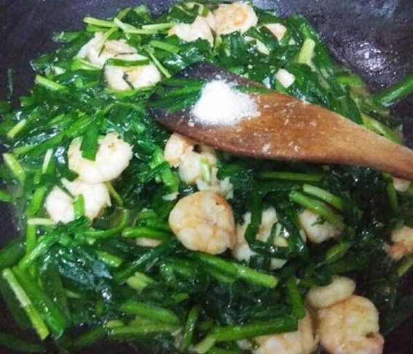 展示成品蒜蓉菜花炒虾仁色泽鲜亮、香气扑鼻 蒜蓉菜花炒虾仁成品图