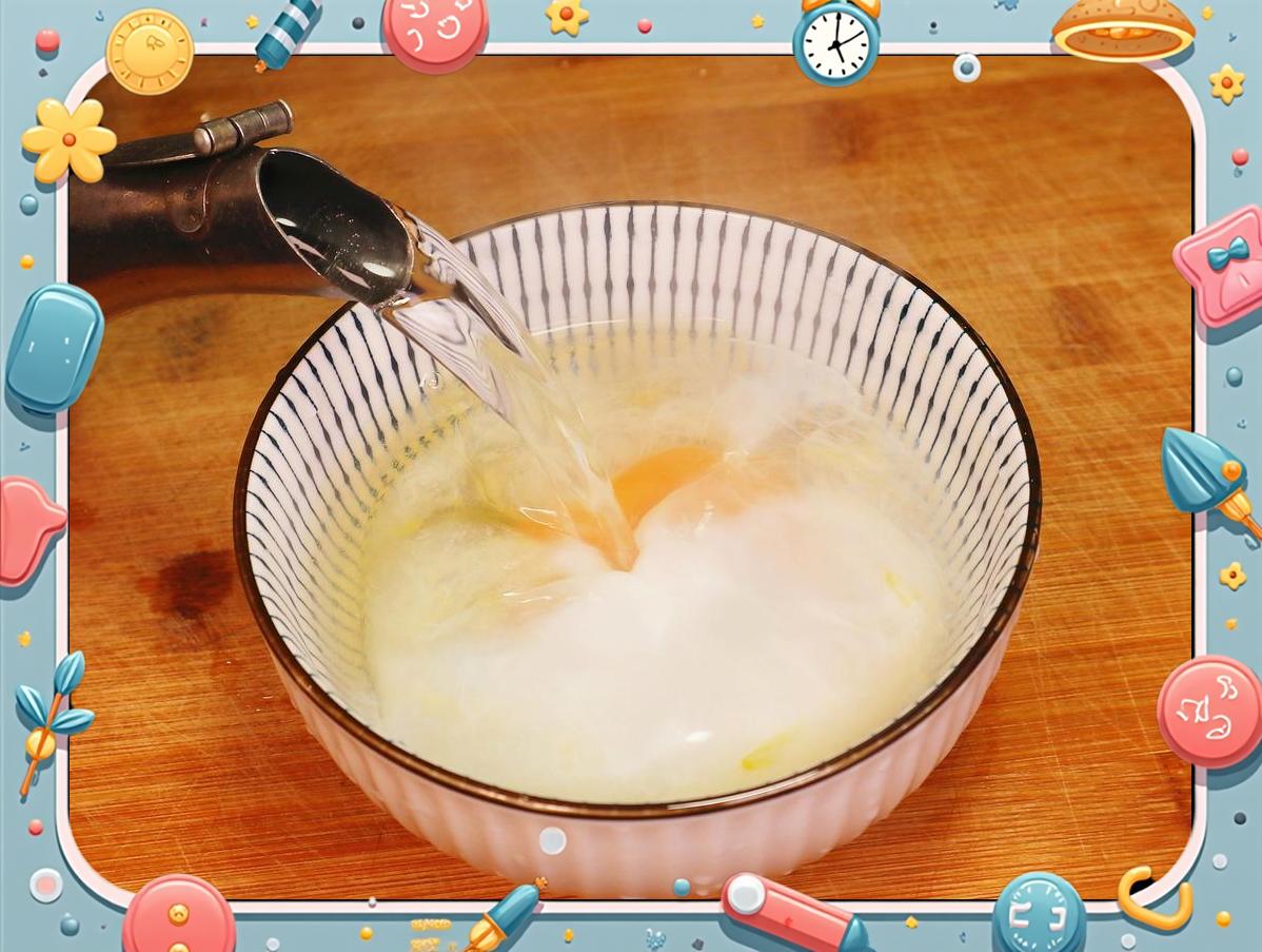 家庭厨房场景图：木质台面上摆放煮蛋计时器、不锈钢煮锅（内有沸水与鸡蛋）、玻璃碗盛放已剥壳的溏心蛋与全熟蛋、旁边散落茶叶、八角、酱油瓶及一张手绘“煮蛋时间对照表”