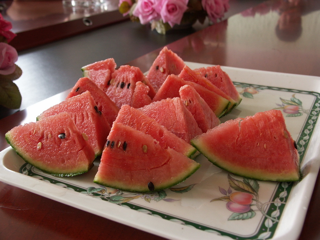 甜王西瓜在家庭餐桌上的食用场景