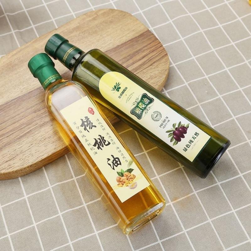 图中展示一瓶高质量的侧柏油产品,标签清晰,瓶身防光设计 侧柏油成品瓶装展示