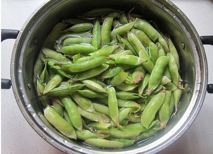 白不老豆荚在盐水中浸泡图
