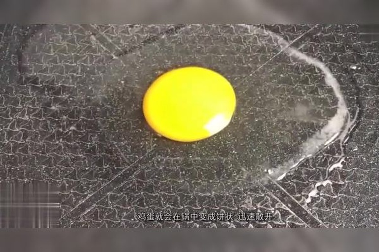 展示鸡蛋打散并搅拌均匀的过程 鸡蛋打散搅拌过程
