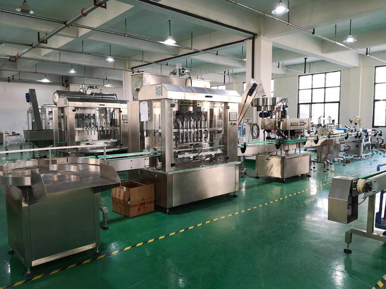 图示:规范封装流程——带苞叶、无水渍、密封袋排气、温度环境可视化,体现家庭可执行的SOP细节 家庭厨房操作台实景:左手持刚煮好的带苞叶甜玉米,右手用食品级密封袋封装,背景可见冰箱温度计显示4.0℃,台面铺有洁净白布