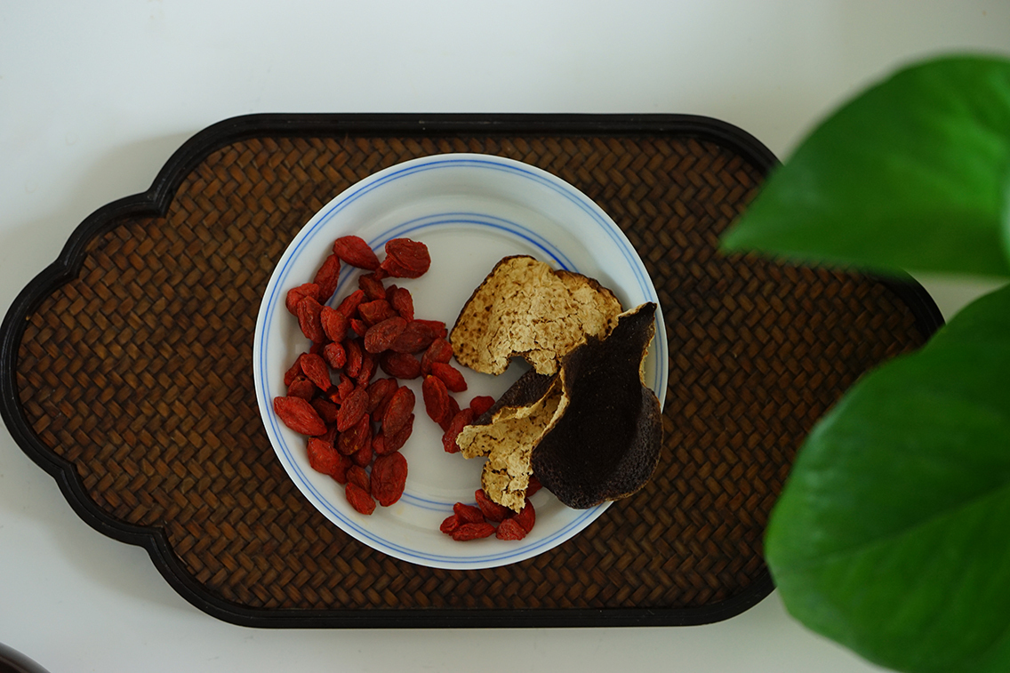 展示杭白菊、枸杞子和冰糖三种食材的摆放图,背景干净,突出食材颜色与质感 杭白菊枸杞冰糖茶食材展示