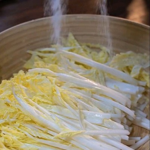 展示半截白菜的多种烹饪方式,包括炒、炖、凉拌和腌制 半截白菜多种烹饪方式展示图