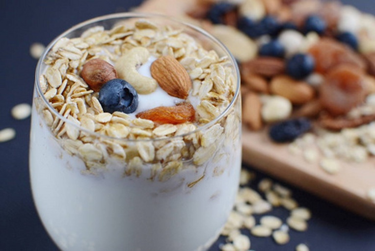 展示酸梨与其他健康食材如燕麦、坚果、酸奶等搭配在一起的场景,营造健康早餐氛围 酸梨与健康饮食搭配示意图