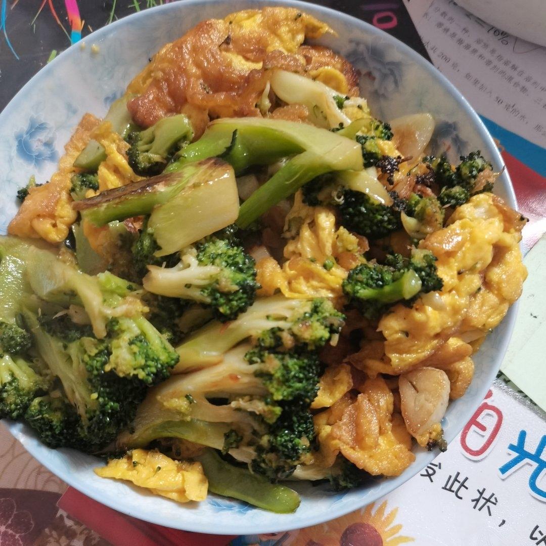 西红柿炒鸡蛋西兰花烹饪过程图,锅中正在翻炒西红柿与鸡蛋,锅气十足,食材分布均匀 西红柿炒鸡蛋西兰花烹饪过程图