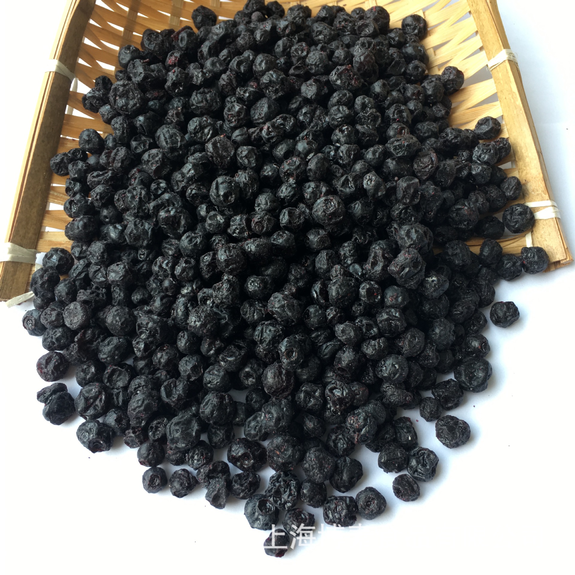 新鲜蓝莓与蓝莓干对比图