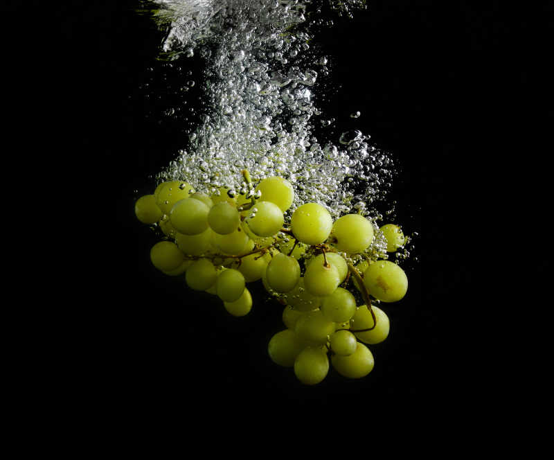 夏黑葡萄气泡水成品图