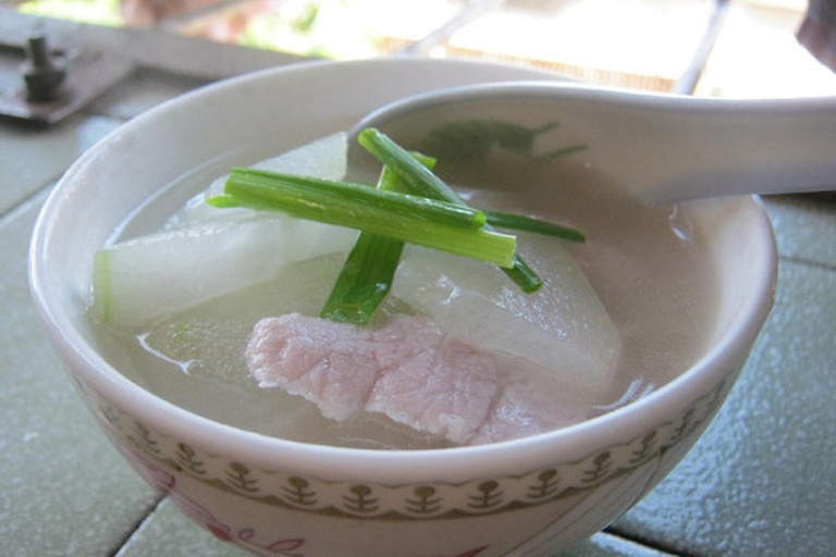 一碗猪肉冬瓜汤与米饭搭配,旁边还有几道家常菜,营造出温馨的用餐氛围 猪肉冬瓜汤与米饭搭配的餐桌图