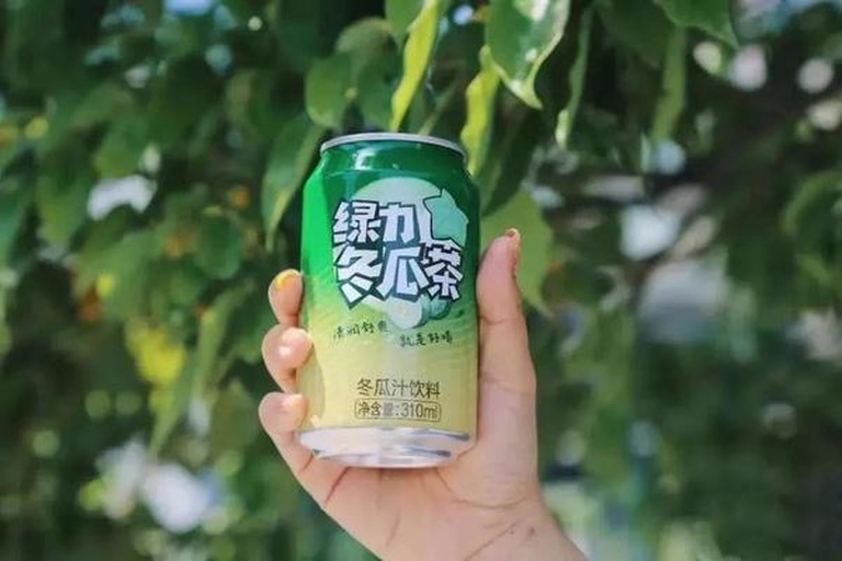 两张对比照片:左图为正规包装的冬瓜荷叶茶,配料表清晰标注‘冬瓜、荷叶’;右图为杂牌产品,包装模糊,使用pH试纸分别测试两杯茶汤,左边显示7.5(碱性),右边显示5.8(酸性) 市场产品对比检测场景图