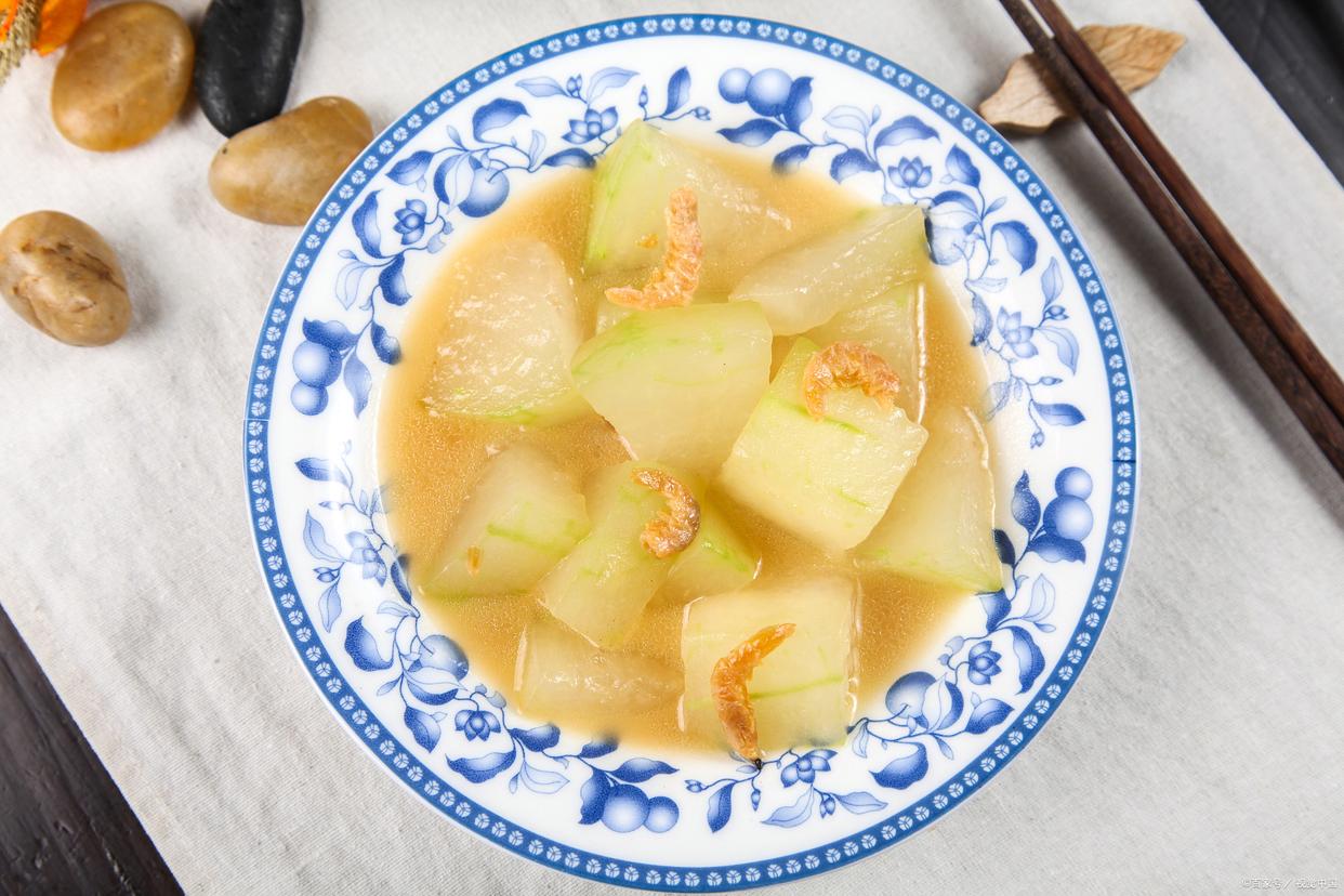 冬瓜菜肴摆盘图：冬瓜盅与清炖汤品