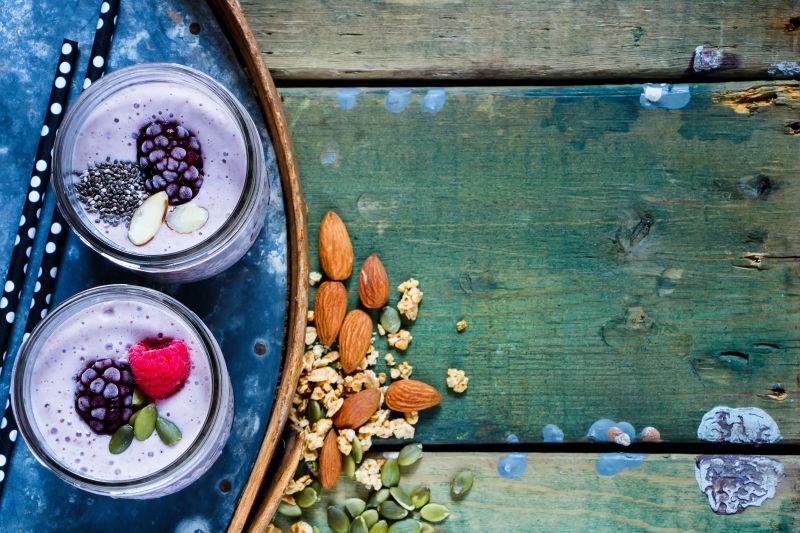 黑玛卡粉加入燕麦、牛奶或果汁中,展示早餐食用方式 黑玛卡粉与早餐搭配示意图