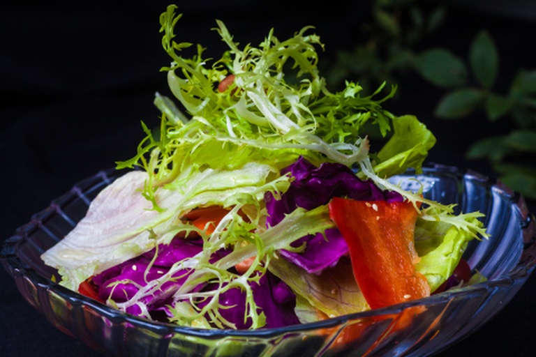 紫甘蓝与其他食材搭配制作的健康沙拉