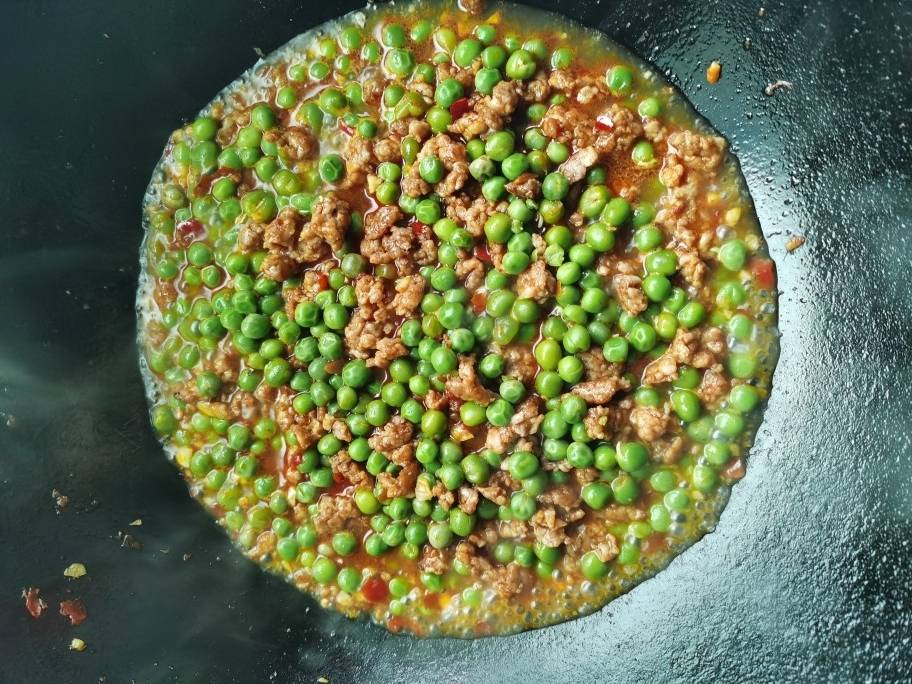 青豌豆炒制过程
