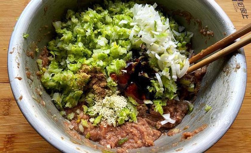 豆角与芹菜混合饺子馅制作过程,展示两种蔬菜切碎后混合搅拌的步骤 豆角与芹菜混合饺子馅制作过程