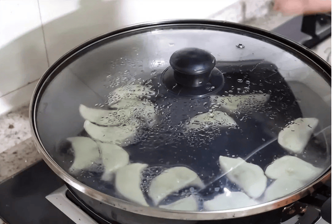 不锈钢蒸锅正在冒热气,透明锅盖上有水珠,锅内可见绿色扁豆平铺于蒸架上 不锈钢蒸锅正在冒热气,透明锅盖上有水珠,锅内可见绿色扁豆平铺于蒸架上
