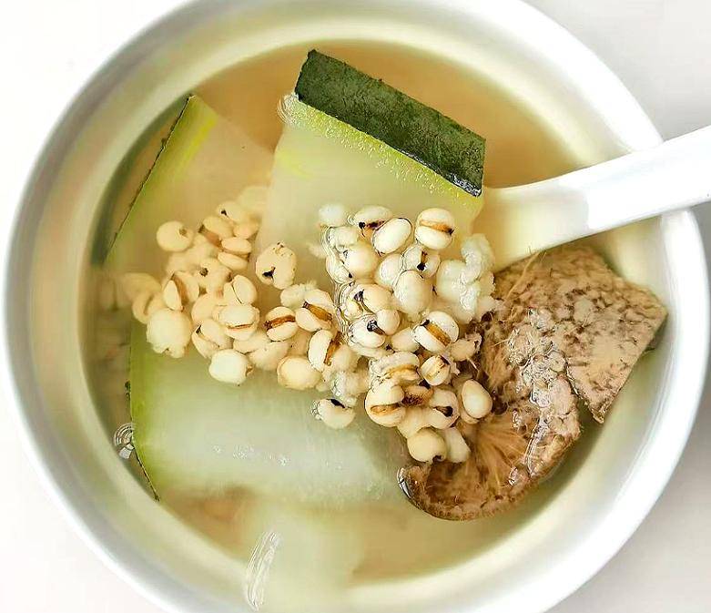 冬瓜汤所需食材展示图,包括冬瓜、虾仁、枸杞、生姜、薏米等 冬瓜汤食材搭配图