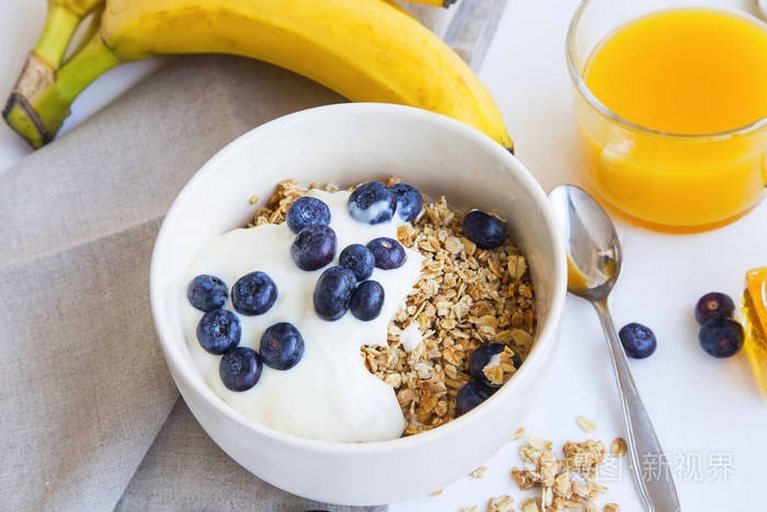 展示干红枣片与橙子、酸奶、燕麦搭配的健康早餐摆盘 干红枣片搭配水果和牛奶的早餐组合