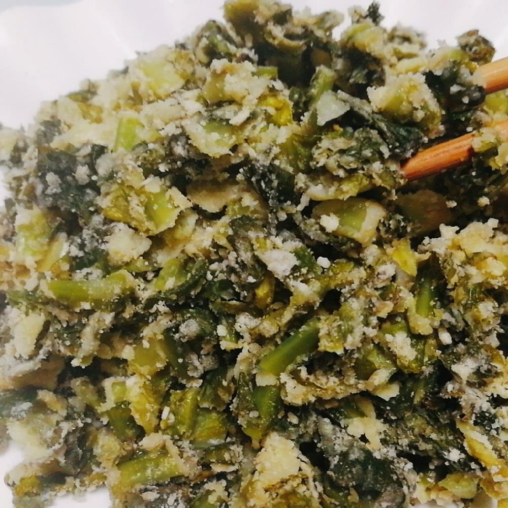 锅中正在炖煮的雪菜雷笋烧素鸡，汤汁微沸，蒸汽升腾，食材清晰可见