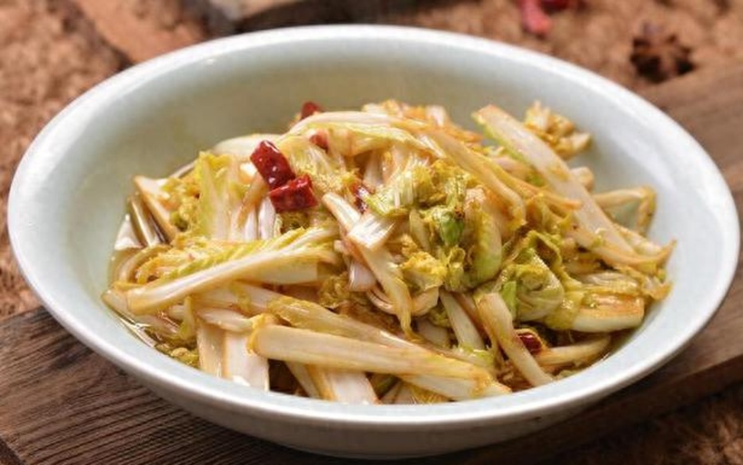 清炒白菜青椒成品图:突出青椒翠绿光泽与白菜脆嫩质感,展现无水塌、无焦边的理想状态 成品装盘特写:青白相间的炒菜盛于浅灰釉瓷盘中,青椒段油亮翠绿、白菜片洁白微透,表面浮着细密油星与零星蒜末,盘边点缀两粒熟白芝麻