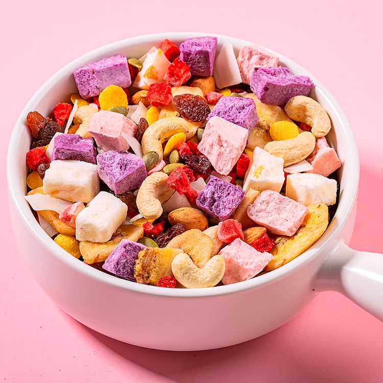 一碗透明玻璃碗中盛放着混合食品,包括数颗红色骏枣、核桃仁、杏仁和南瓜子,背景为木质餐桌与晨光,体现健康早餐搭配理念 骏枣与坚果混合食用场景