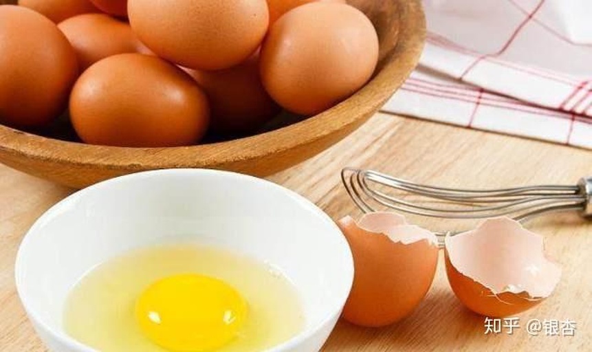 厨房场景中的女性正在准备冲鸡蛋水,画面分为三个动作阶段:第一阶段为敲蛋入碗,第二阶段为倒入沸水瞬间,第三阶段为用筷子搅动形成蛋花,操作台整洁,器具为白色瓷碗和不锈钢水壶,体现家庭健康生活方式 一位中年女性在厨房操作台前准备冲鸡蛋水的过程分解图:左手持鸡蛋敲击碗边,右手拿筷子搅拌,背景有电水壶冒蒸汽