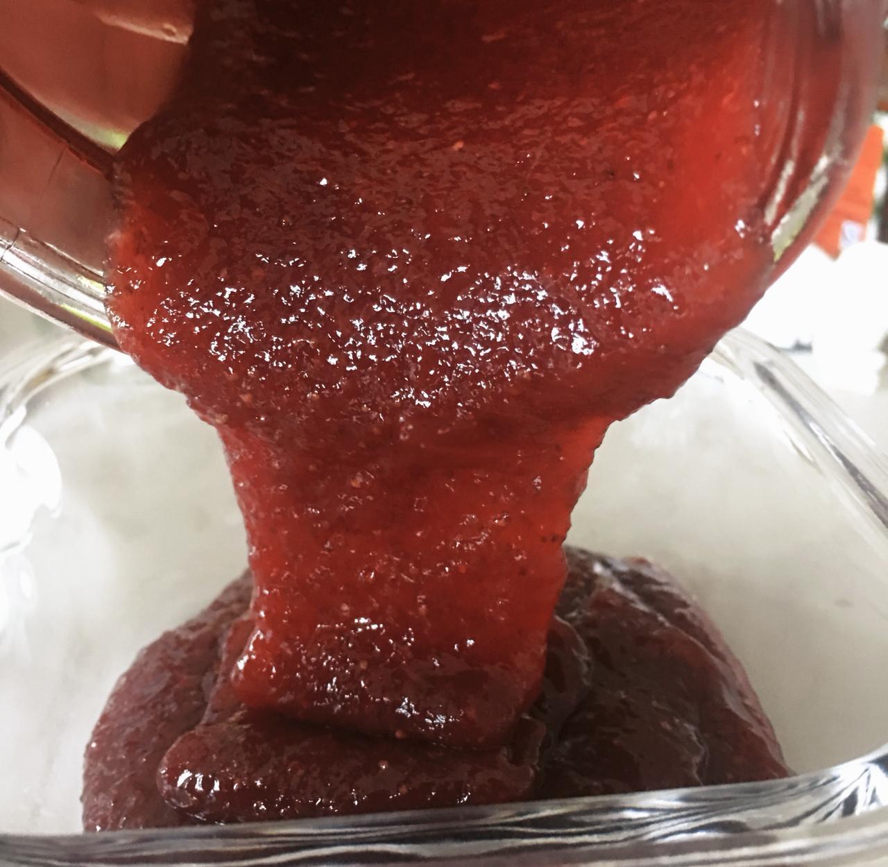 草莓奶油利口酒调制过程