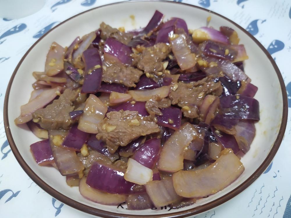 无洋葱咖喱牛肉全套食材摆拍:突出干葱粉、苹果泥、蒜末、牛骨高汤四样核心替代物,强调‘无洋葱’视觉符号 无洋葱咖喱牛肉食材特写:牛腩块整齐码放于白瓷盘,旁置玻璃碗盛放金黄苹果泥、浅褐干葱粉、雪白蒜末、琥珀色牛骨高汤及S&B咖喱块,所有食材干燥洁净,背景虚化木质台面