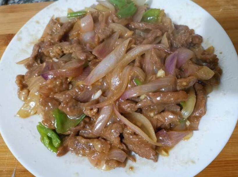 洋葱与牛肉一同翻炒,色泽金黄,香气四溢 洋葱与牛肉搭配烹饪的美食