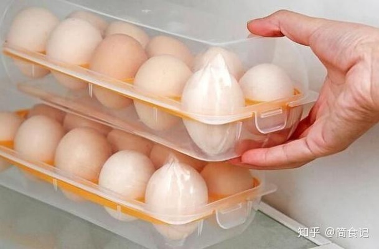 厨房操作台面上,用户正将刚煮好冷却的带壳鸡蛋装入贴有清晰日期时间标签的透明密封保鲜盒,体现规范、可追溯的居家储存习惯 家庭厨房场景:手部特写正在将刚煮好的带壳鸡蛋放入标有“2024.06.15 08:30”的密封保鲜盒,盒盖半开,可见鸡蛋排列整齐,背景为干净台面与冰箱