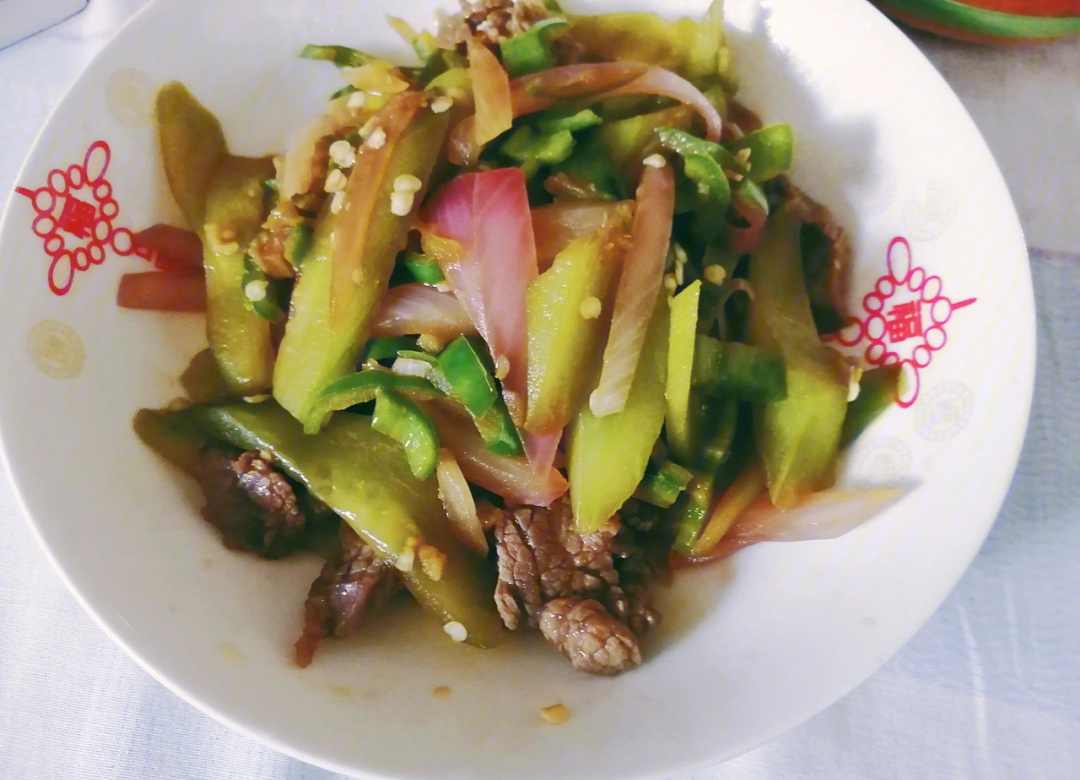紫皮洋葱与其他食材搭配的菜肴示意图