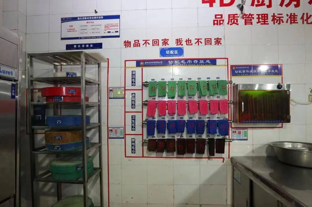 家庭厨房场景：打开的冰箱冷藏室内，一个带透气孔的白色方形保鲜盒内铺着两层米黄色厨房纸，上面整齐码放十余朵新鲜羊肚菌，盒盖半开，旁边放置一小瓶喷雾瓶和干净软毛刷