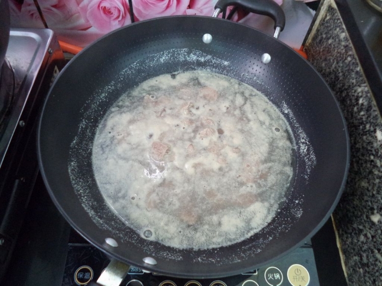 展示炖煮过程中的汤锅,汤面微沸,食材清晰可见 南北杏蜜枣煲瘦肉炖煮过程图