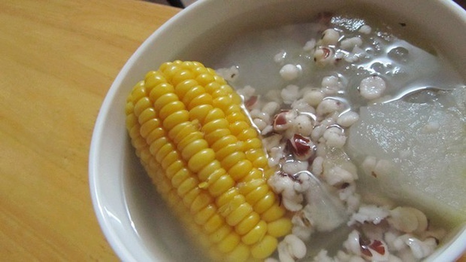 一盘蒸糯玉米搭配一碗绿豆汤,展现健康饮食理念 糯玉米搭配绿豆汤的健康饮食图