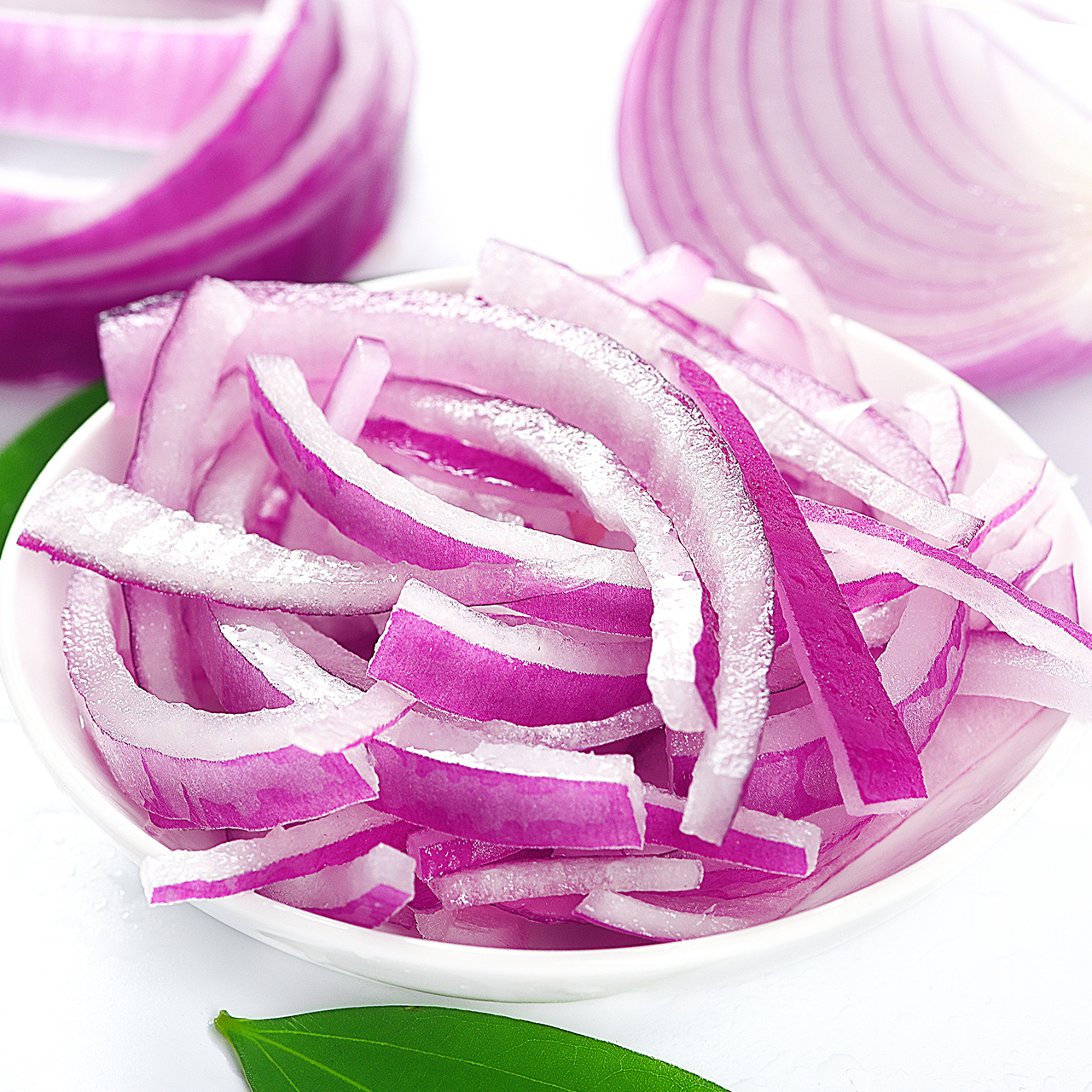 洋葱芽家常烹饪实拍,展现实际应用方式,突出食材新鲜度与操作简易性,暖色调自然光 烹饪场景图:不锈钢炒锅中正翻炒洋葱芽与鸡蛋,芽呈鲜绿色、鸡蛋金黄蓬松,灶台旁摆放整颗带芽洋葱及厨刀,生活化厨房背景