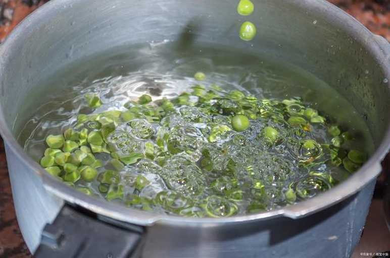 青豌豆焯水过程示意图