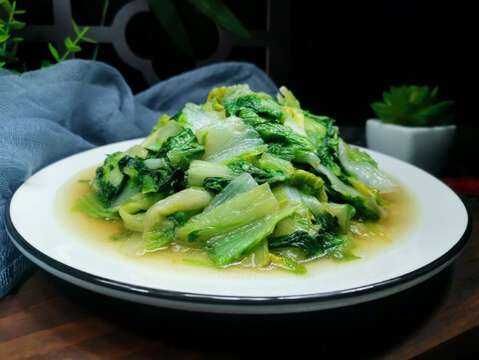 家庭烹饪场景中的油麦菜菜肴