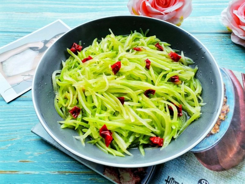 清炒莴苣成品图