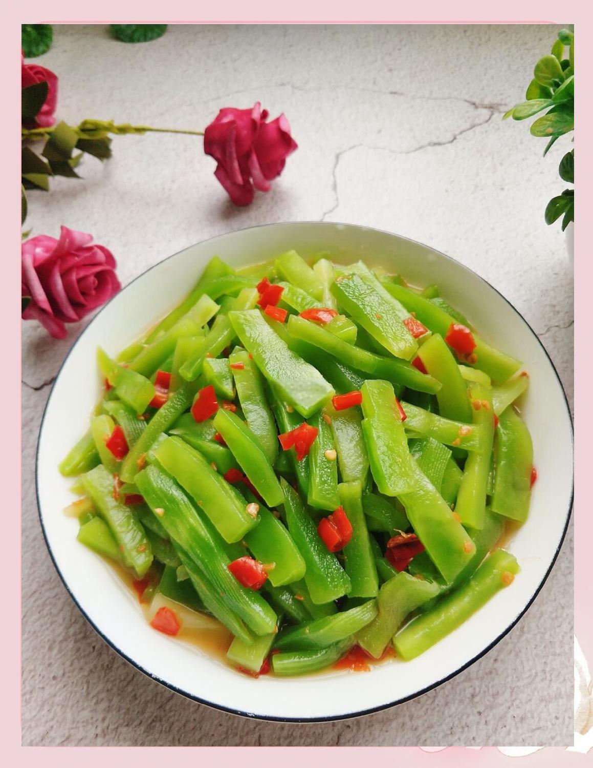 一盘刚出锅的清炒扁豆角,颜色翠绿油亮,配以几片红椒点缀,摆放在白色瓷盘中,背景虚化显示灶台环境 一盘刚出锅的清炒扁豆角,颜色翠绿油亮,配以几片红椒点缀,摆放在白色瓷盘中,背景虚化显示灶台环境