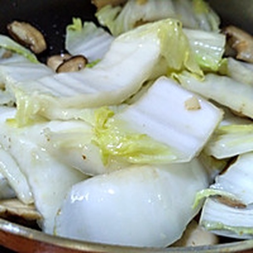 油菜炒蘑菇成品图,展现翠绿油菜与白色蘑菇的色泽搭配 油菜炒蘑菇成品图