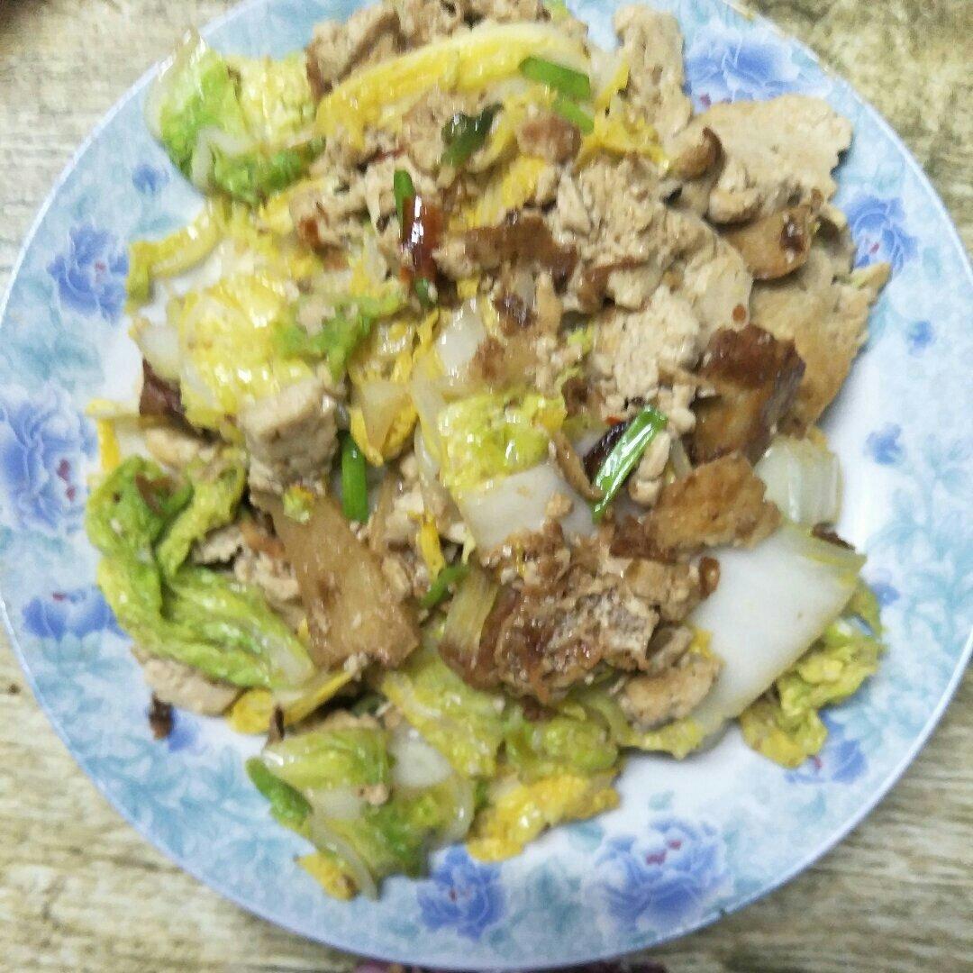 俯拍视角:浅口铁锅中,浅黄色煎豆腐块与乳白色白菜帮段交错分布,锅底有少量琥珀色酱汁,可见豆腐边缘微焦、白菜帮保持脆嫩形态,配青葱末点缀,体现低钠高钙家常菜特征 白菜帮与煎北豆腐块同炒过程图