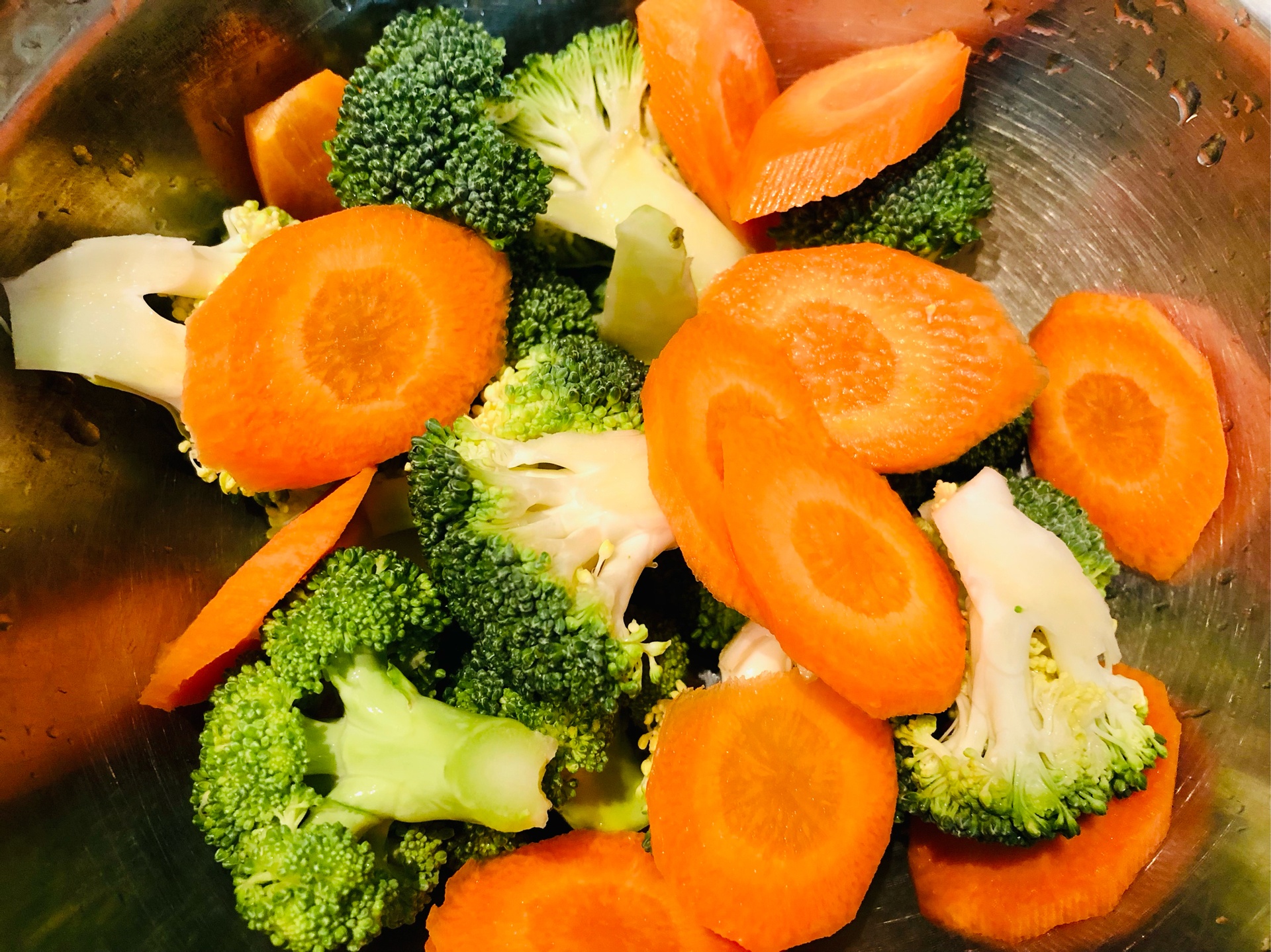 西红柿、鸡蛋和西兰花整齐摆放在案板上,准备开始烹饪 西红柿炒鸡蛋西兰花食材展示