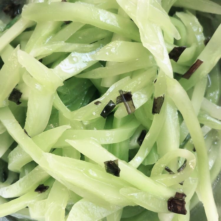 中式家常清炒莴苣摆盘特写,突出食材本色:鲜嫩翠绿色泽、半透明爽脆质地、均匀薄片形态,佐料简约(蒜末、红椒丝、白芝麻),体现低油少盐的健康烹饪方式 清炒莴苣成品特写:翠绿莴苣片裹薄芡,油亮微透,撒少量白芝麻,配蒜末与红椒丝点缀