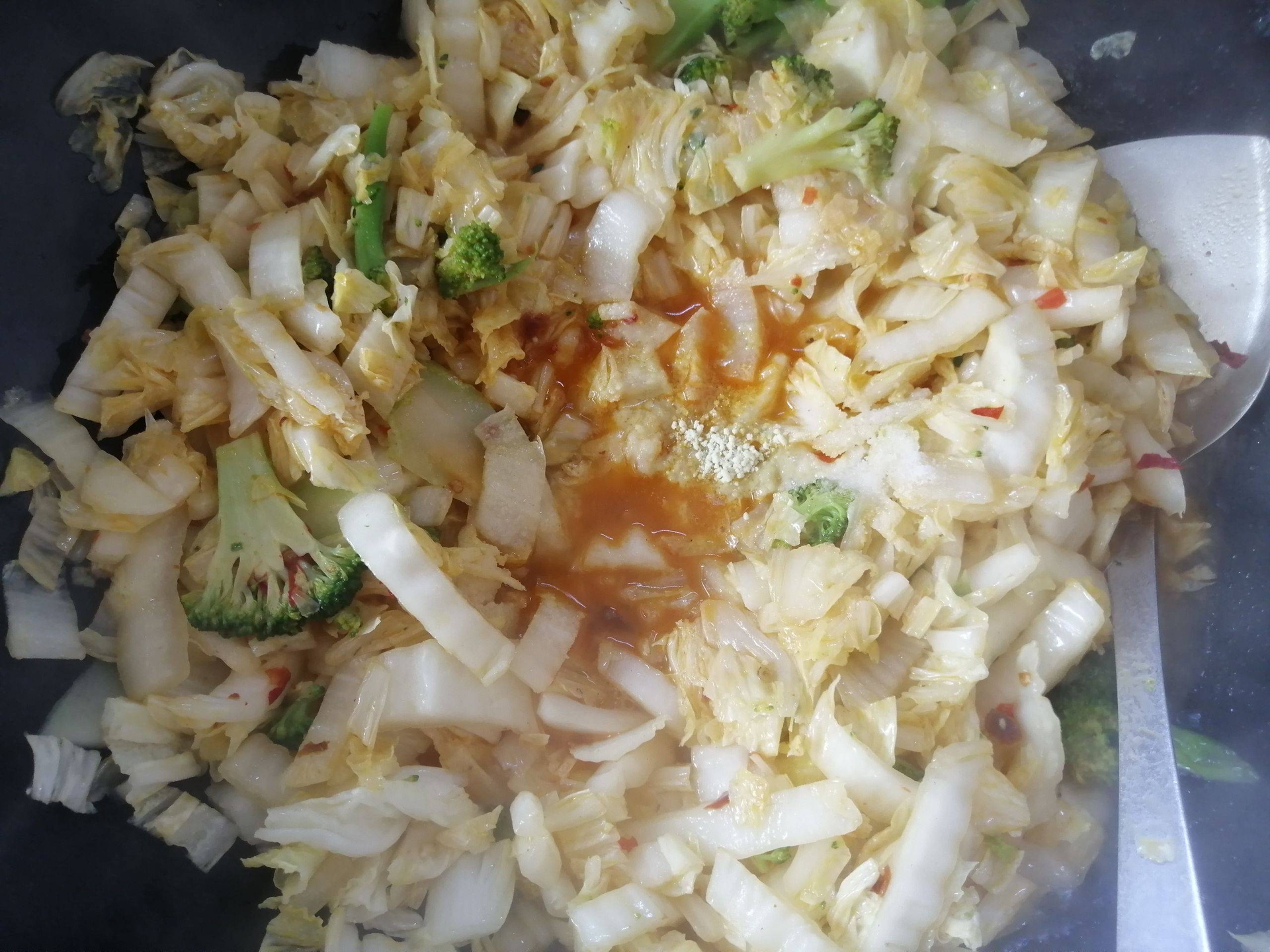 白花菜花在现代厨房中的多样烹饪方式