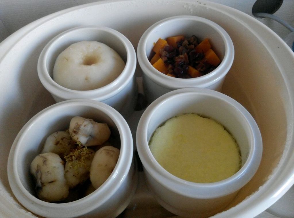 一张白色陶瓷盘中摆放着由蒸胡萝卜条、烤南瓜块、西兰花和藜麦组成的健康餐食,胡萝卜条表面微带油光,旁边点缀几片新鲜欧芹,背景虚化的木质餐桌营造温馨用餐氛围 胡萝卜料理摆盘