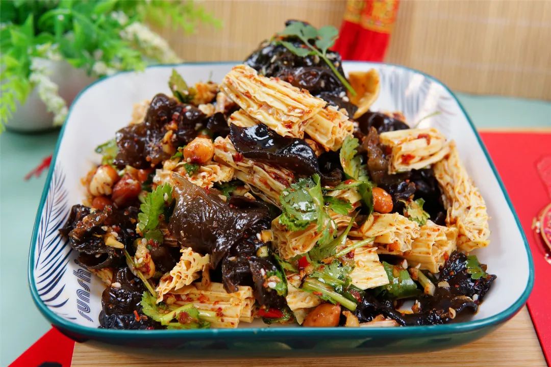 一盘典型的川渝风味凉拌折耳根,主料为切段的白色根茎,配以红辣椒丝、蒜末、香菜,淋上红油和酱油,色泽鲜艳,口感爽脆,体现地方饮食文化特色 凉拌折耳根成品图