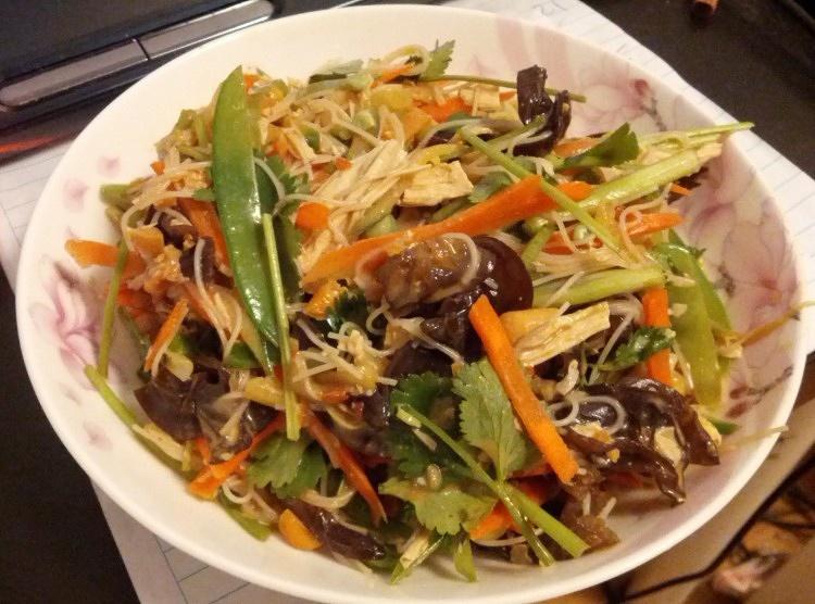 高清俯拍:橙红色生胡萝卜丝铺底,淋金黄色初榨橄榄油,上置溏心水煮蛋切片与紫红色紫甘蓝细丝,点缀黑胡椒碎;背景为木质砧板与不锈钢搅拌碗,强调天然食材本色与科学配比 胡萝卜与橄榄油、鸡蛋、紫甘蓝组成的营养沙拉特写